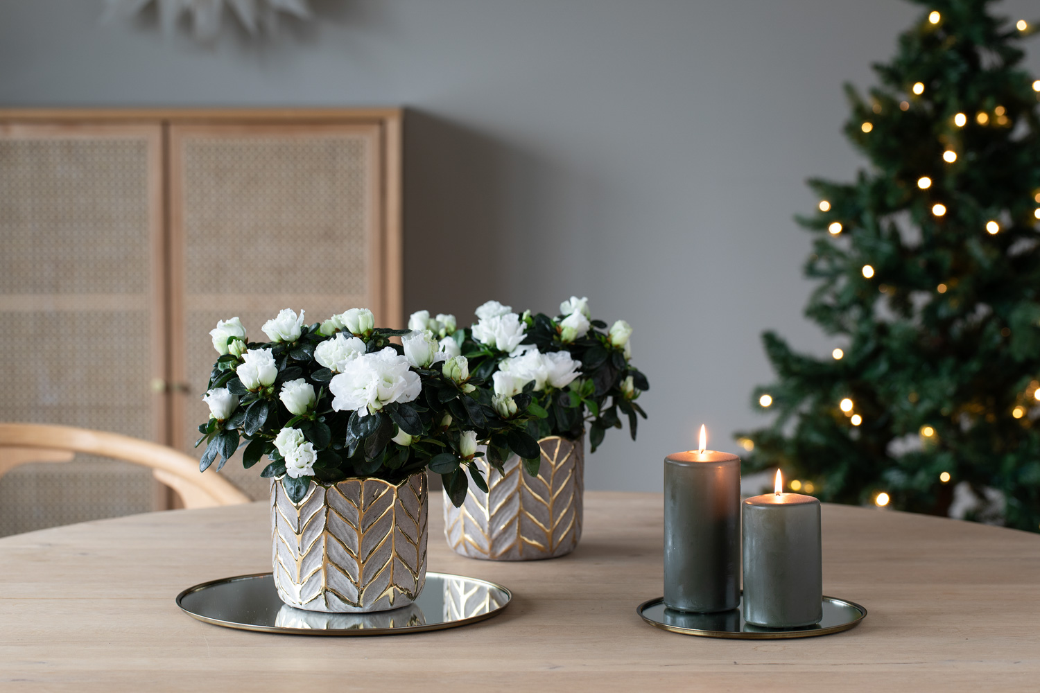 Interiør- og blomsterbilde med klikkbare elementer